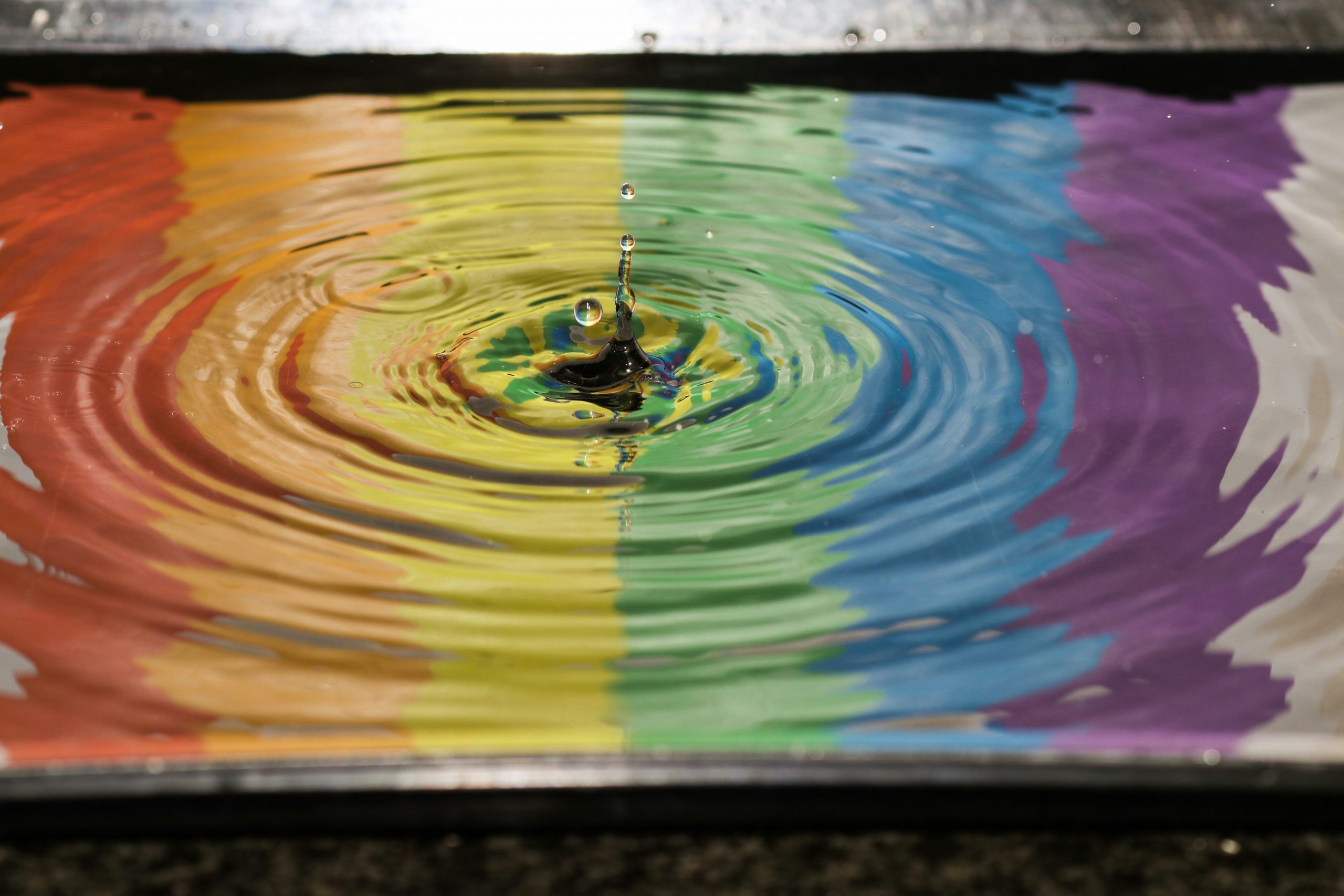 Queer Somatic Experiencing Bildquelle: Jordan Mc Donald https://unsplash.com/de/fotos/zeitrafferfotografie-von-wasserwellen-Bzd1qPySNvk